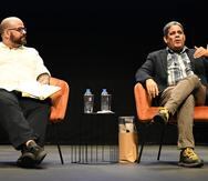 Como parte de la presentación de su libro "Dominicanos", Pedro Antonio Valdez (derecha) sostuvo un diálogo con el profesor, traductor y escritor, Alejandro Álvarez Nieves.