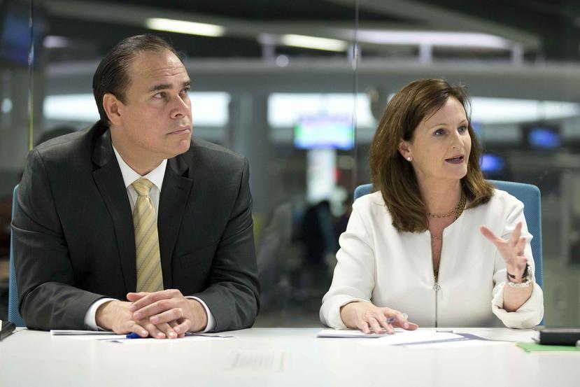 Javier Quintana, director ejecutivo de la AEE, y Lisa Donahue, oficial de reestructuración de la corporación.