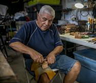Entrevistamos en su taller al artesano guaniqueño, Wilzen "Cuco" Pérez, quien es tallador de Reyes y Santos.