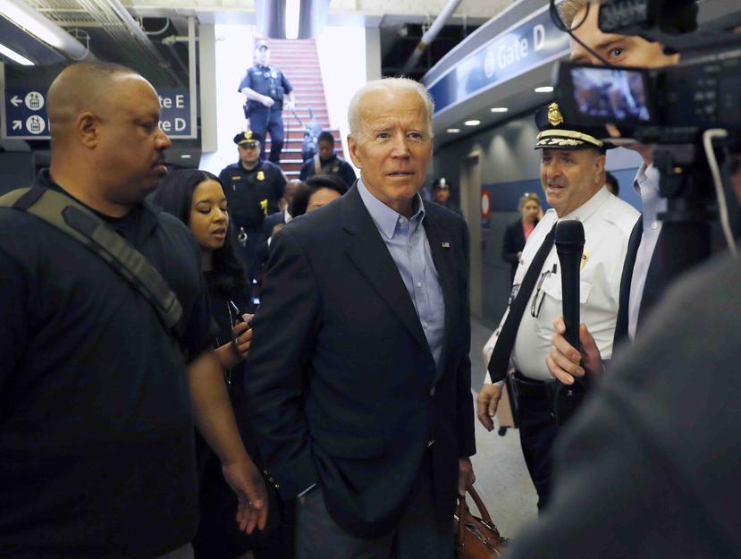 Joe Biden (centro), de 76 años de edad, lanzó su candidatura esta semana y aparenta estar de puntero en las encuestas. (AP / Matt Slocum)