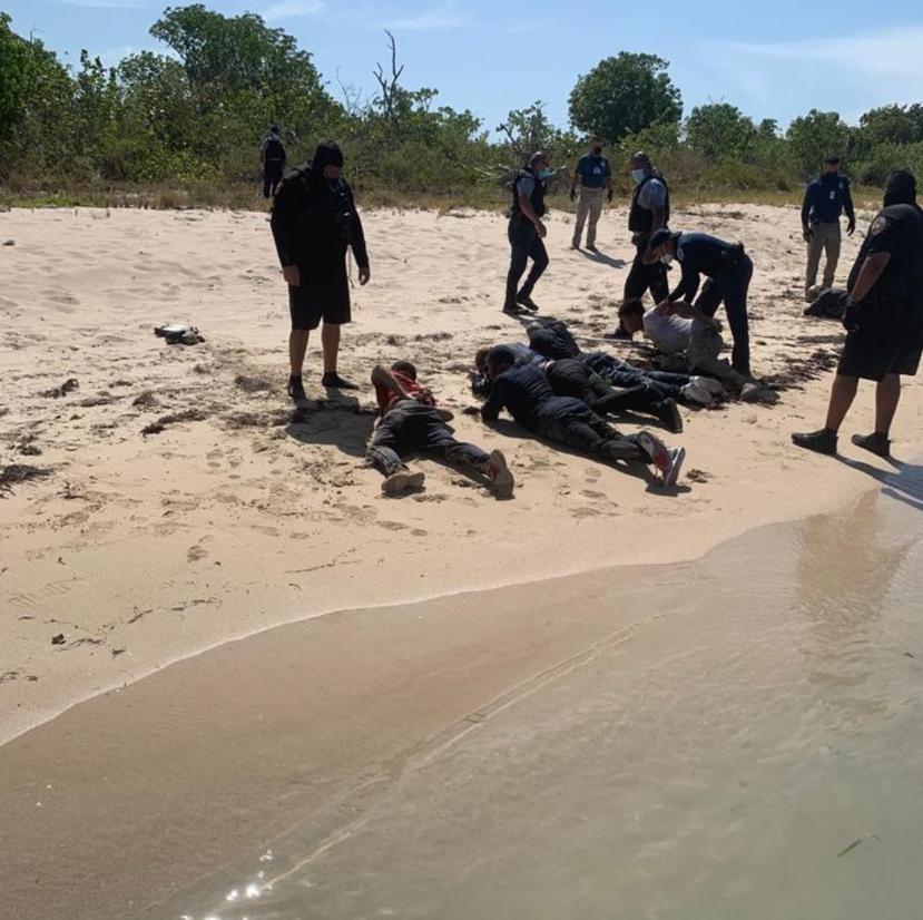 Personal del Cuerpo de Vigilantes de la Unidad Marítima de Aguadilla en conjunto con Border Patrol y FURA Cabo Rojo intervienen con indocumentados.