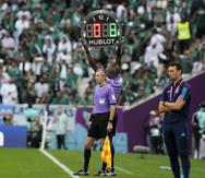 El árbitro asistente muestra los 8 minutos de tiempo añadido en el encuentro entre Argentina y Arabia Saudí en el Grupo C de la Copa Mundial.