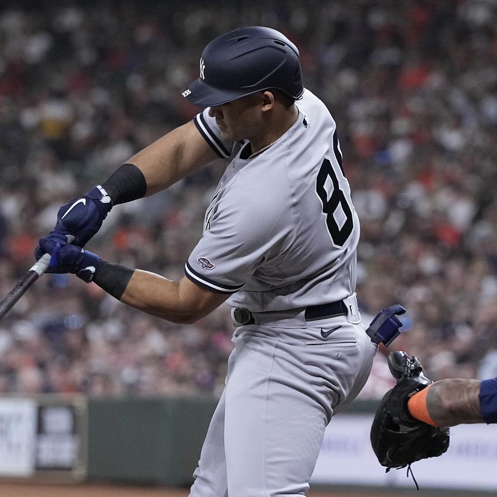 El dominicano Jasson Domínguez, de los Yankees de Nueva York, conecta un jonrón de dos carreras durante su primer turno en las Mayores, el viernes ante los Astros de Houston.