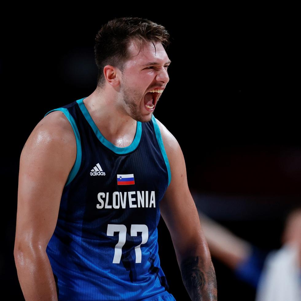 El base esloveno Luka Doncic celebra una acción en el partido del Grupo C de baloncesto masculino entre España y Eslovenia.