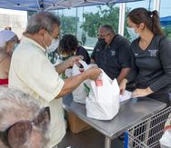 Voluntarias y voluntarios acuden cada semana a El Comedor de la Kennedy para atender a miles de ciudadanos que necesitan de los alimentos que allí distribuyen.