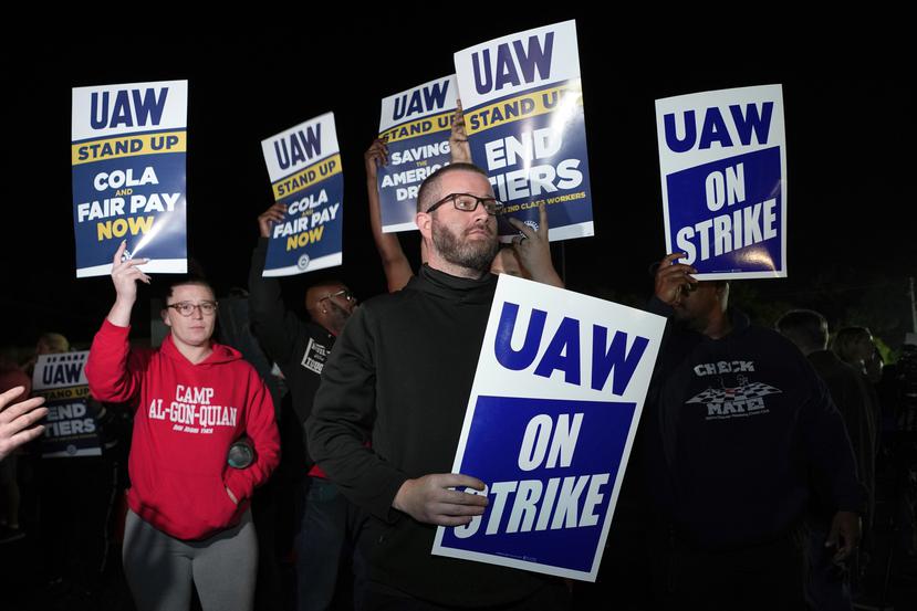Trabajadores en huelga afiliados al sindicato United Auto Workers protestan frente a la Planta de Ensamblaje de Ford en Michigan el viernes 15 de septiembre de 2023, poco después de la medianoche, en Wayne, Michigan.