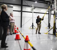 La secretaria de Energía de Estados Unidos, Jennifer Granholm, izquierda, observa un ejercicio durante su visita a las instalaciones del LUMA College for Technical Training en Canóvanas.