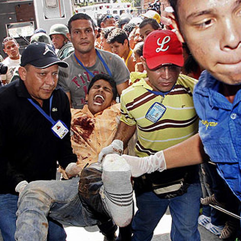 El diario Ultimas Noticias publicó hoy que "más de 54" personas fallecieron mientras que la televisora de noticias Globovisión reportó que "al menos 50 muertos y 90 heridos dejó requisa en cárcel de Uribana" (AP)