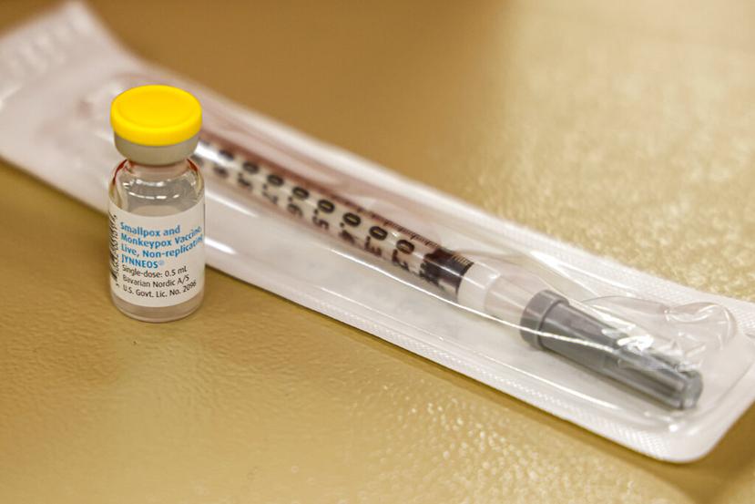 Un frasco con la vacuna de la viruela del mono y una jeringa yacen sobre una mesa en una clínica de vacunación operada por el Departamento de Salud Pública del condado Mecklenburg, el 20 de agosto de 2022, en Charlotte, Carolina del Norte.