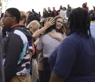 Unas personas se reúnen afuera de una escuela secundaria de San Luis, Missouri, luego de que se registró un tiroteo.
