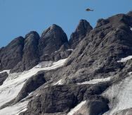 Un helicóptero sobrevuela la montaña Marmolada, en los Dolomitas (Alpes italianos) tras la avalancha de este domingo.