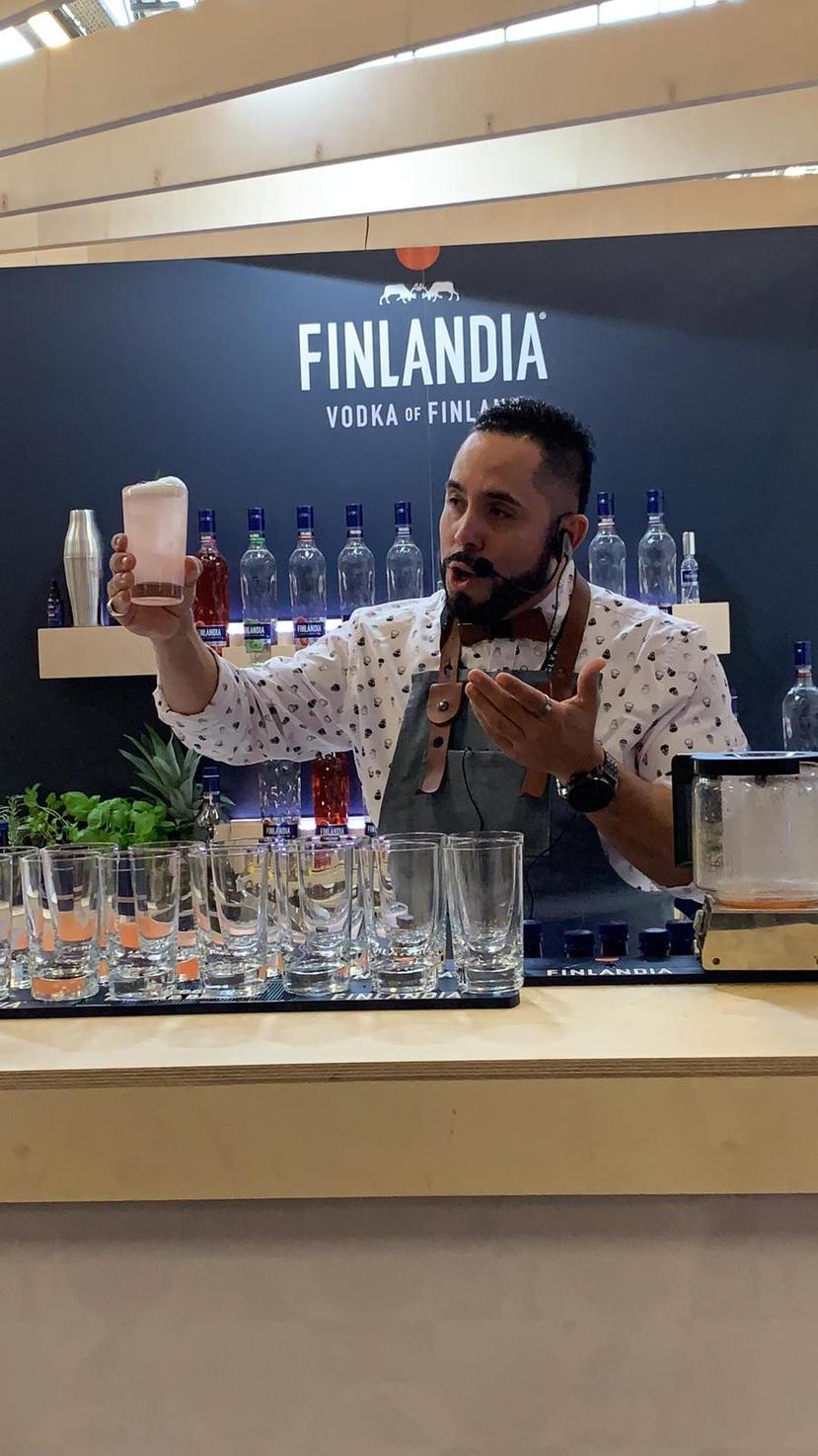 El bartender puertorriqueño Ariel Rosario prepara su cóctel "Between the Waves" en la Bar Convention de Berlin, con vodka Finlandia.