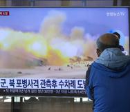 Una pantalla de televisión muestra una imagen de archivo de un ejercicio militar norcoreano durante un noticiero, en la estación de tren de Seúl, en Corea del Sur, el 19 de octubre de 2022.