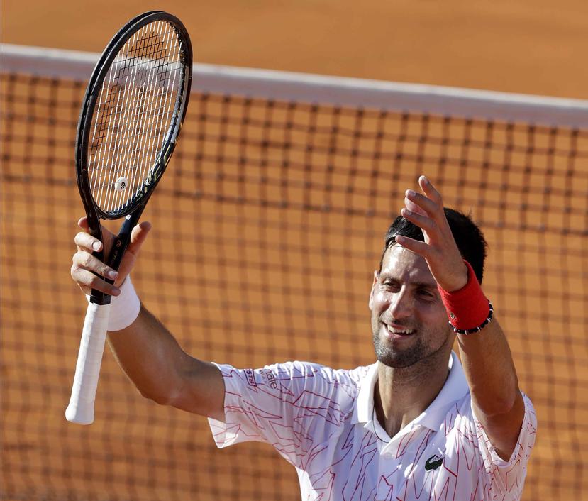 El serbio Novak Djokovic celebra su victoria sobre el alemán Alexander Zverev en su partido del Torneo de tenis Adria Tour en Belgrado, Serbia, el pasado 14 de junio.