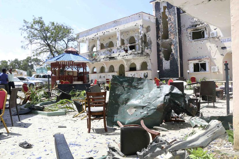 Vista del hotel Asasey en Kismayo, Somalia, después de un ataque nocturno en el que murieron 26 personas, sábado 13 de mayo de 2019.  (AP)