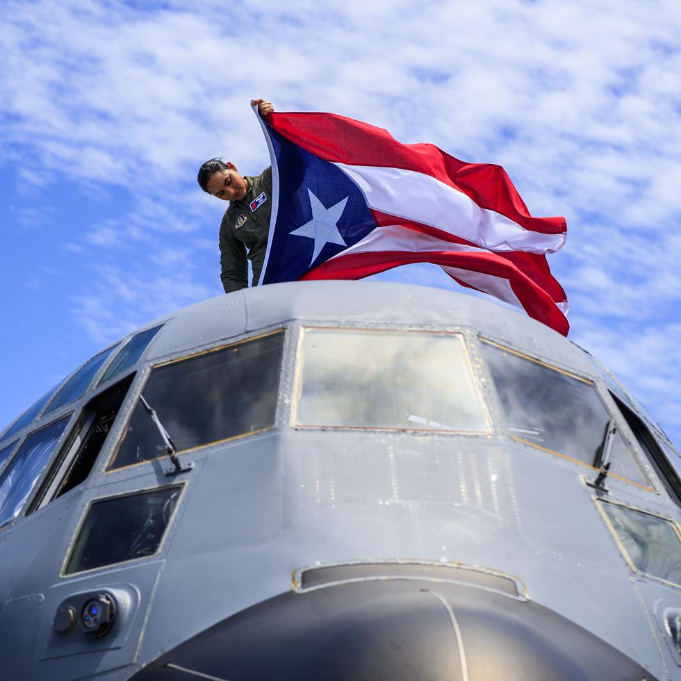 Su llegada a la meta que siempre quiso alcanzar la destaca, a su vez, como la primera puertorriqueña en trabajar en el equipo de cazadores de huracanes de la Fuerza Aérea.