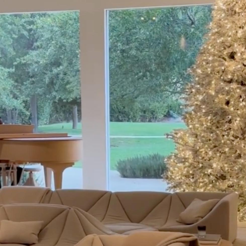 Pianista despierta a los hijos de Kim Kardashian con canciones navideñas