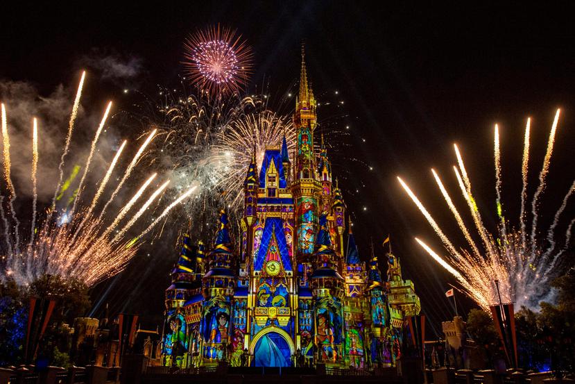 El Castillo de Cinderella brilló con el espectáculo de pirotecnia “Happily Ever After”, luego de estar en pausa desde marzo de 2020.