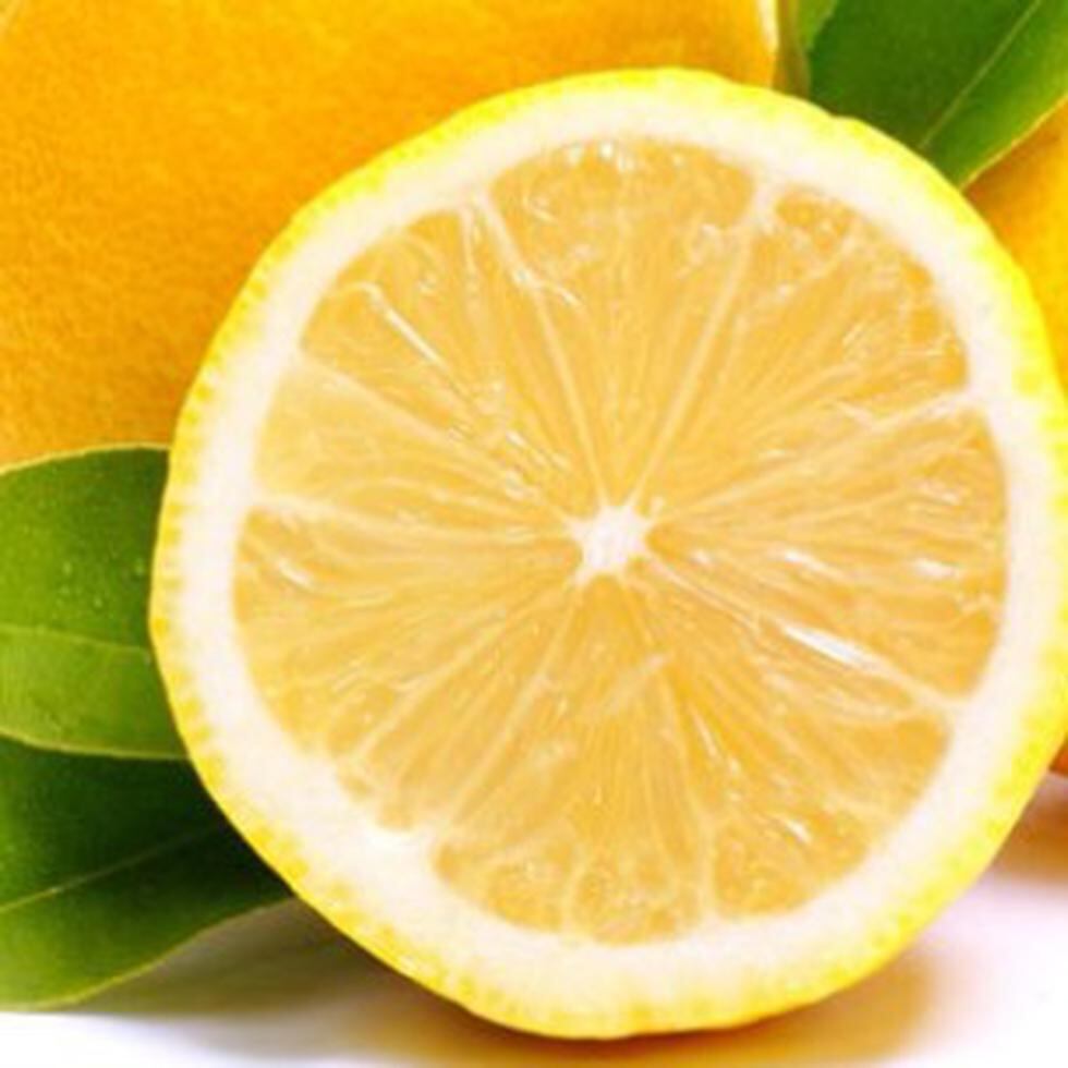 El limón es una fruta versátil que se usa tanto en la confección de alimentos como en la creación de remedios para mantenerse saludable.