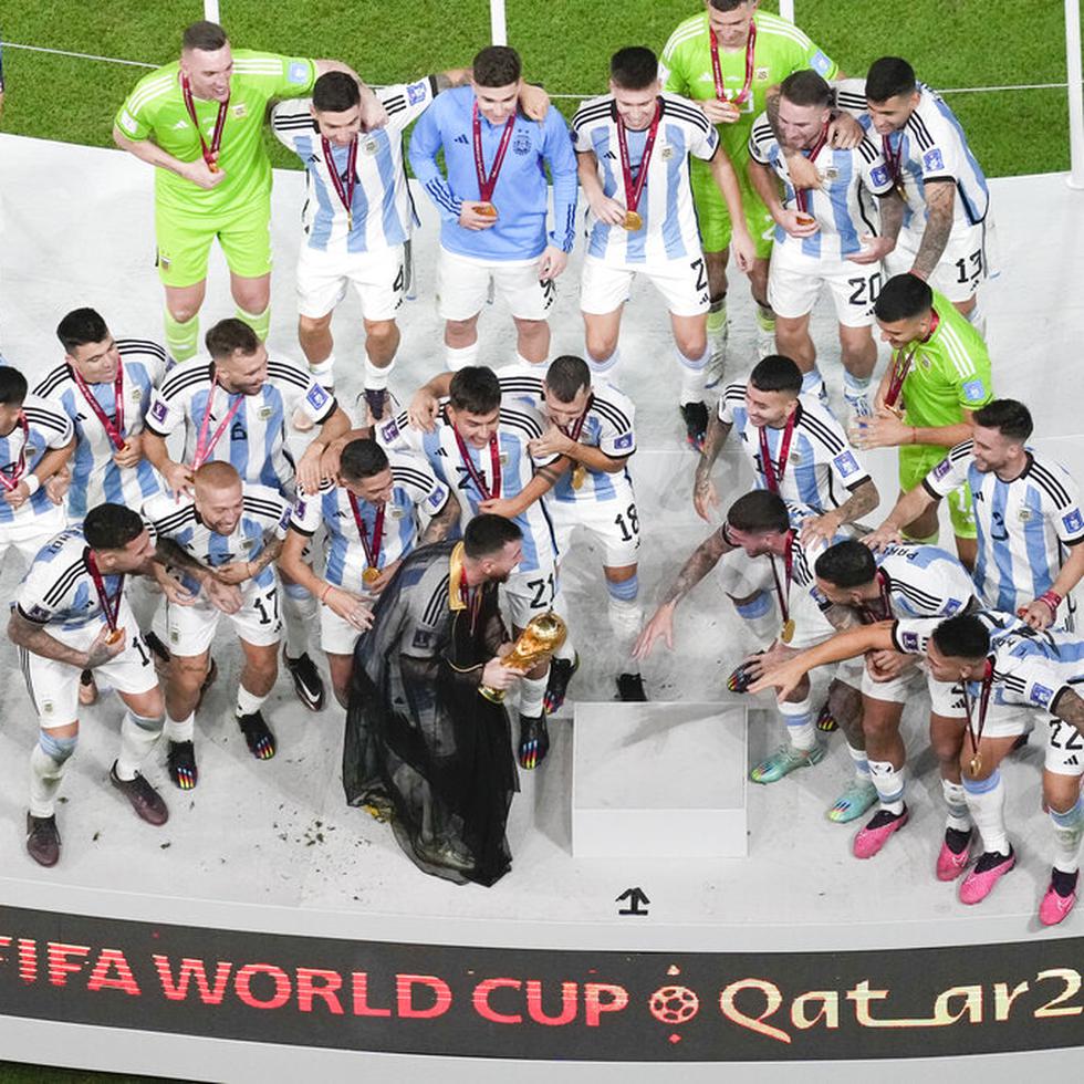 Los jugadores de Argentina celebran en el podio.