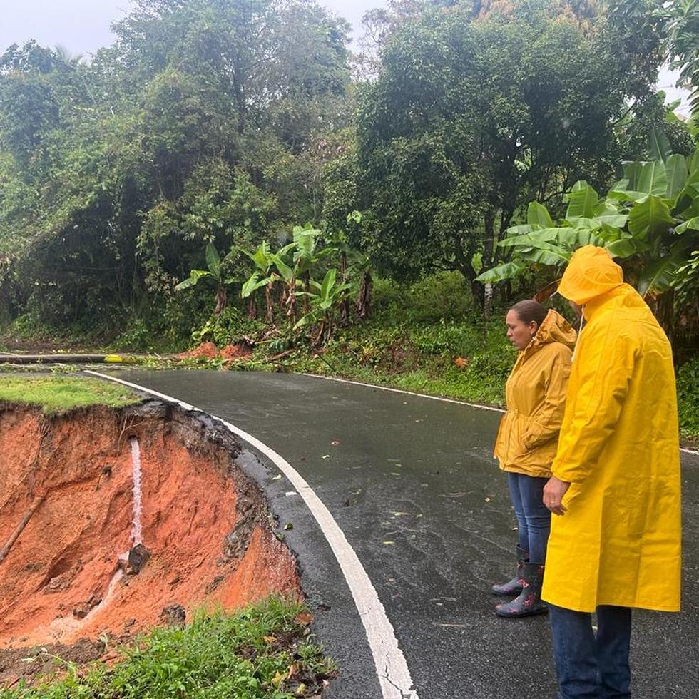 Derrumbe grave registrado en la carretera PR-181, kilómetro 50.4, del sector Los Cosinos hacia la comunidad de Santa Rita en Gurabo.