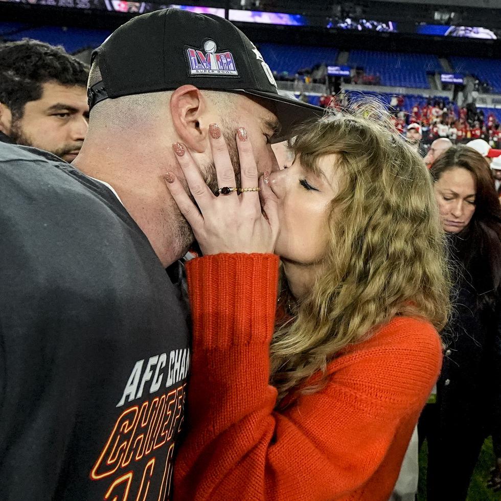 Taylor Swift besó a su novio, Travis Kelce, luego de la victoria de los Kansas City Chiefs sobre los Baltimore Ravens.