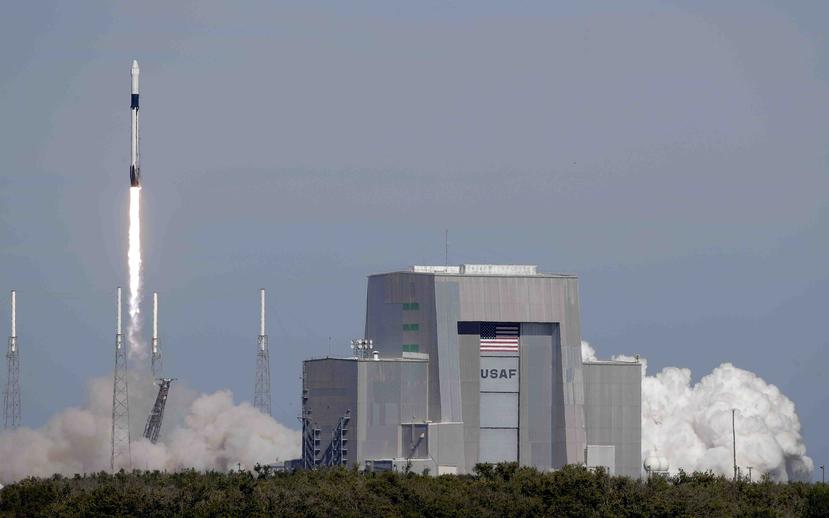 Un cohete Falcon 9 de SpaceX despega para entregar provisiones a la Estación Espacial Internacional desde el complejo 40 en la estación de la Fuerza Aérea en Cabo Cañaveral, Florida, el miércoles 5 de diciembre de 2018. (AP)