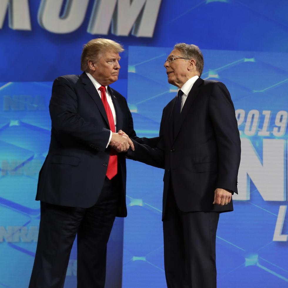 El presidente estadounidense Donald Trump estrecha la mano del director general de la Asociación Nacional del Rifle, Wayne LaPierre, al arribar para hablar en la reunión anual de esa organización, el 26 de abril del 2019.
