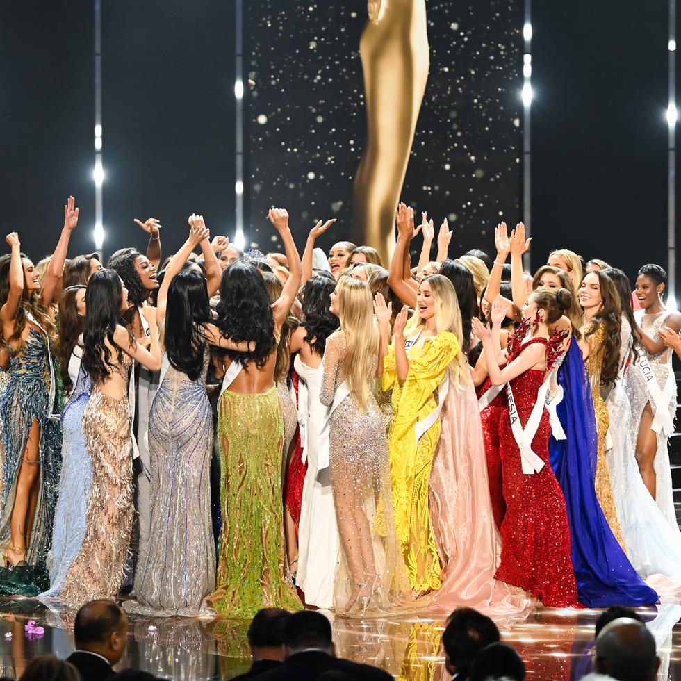 La mayoría de las candidatas al certamen de Miss Universe 2023 se arremolinaron alrededor de la nueva reina para celebrar el momento.