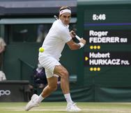 En esta imagen de archivo ddel 7 de julio de 2021, el suizo Roger Federer enfrenta al polaco Hubert Hurkacz en los cuartos de final de Wimbledon.