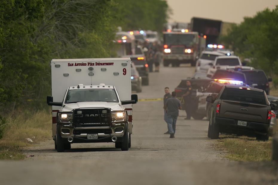 Una ambulancia sale del área donde fueron encontrados los cadáveres de decenas de migrantes en San Antonio, Texas.