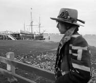 MIA40 - NUEVA YORK (NY, EEUU), 20/05/2011. - Reproducción de una instantánea tomada por el fotógrafo Ken Regan al músico Bob Dylan en Mayflower, y que forma parte de una exposición de fotografías en Nueva York que desde hoy, viernes 20 de mayo 2011, rinde homenaje al músico con motivo de su setenta cumpleaños, a través de medio centenar imágenes de su gira de 1975-1976, algunas de ellas nunca vistas. Regan muestran en blanco y negro y en color a Dylan (1941) en sus actuaciones pero también en momentos más privados, en los que el compositor aparece leyendo, paseando o charlando en actitud distendida con otros conocidos músicos. EFE/Ken Regan/SÓLO USO EDITORIAL/NO VENTAS