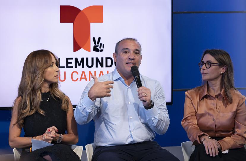 De izquierda a derecha, la presentadora Alexandra Fuentes; Pedro Zorrilla, principal oficial ejecutivo de GFR Media; y  Anaymir “Tuti” Muñoz, de Puerto Rico Events durante la presentación de la carrera.