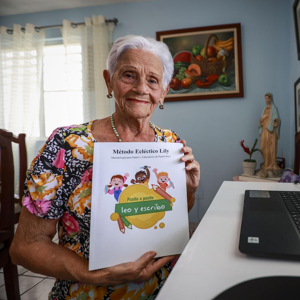18 octubre 2022 Naranjito, PR.
Proyecto Somos.
Entrevista con Lilia M. Rivera Morales, educadora de 90 años de edad, quien todavía sigue activa en la enseñanza e hizo un libro para aprender a leer y escribir
Foto: Wanda Liz Vega