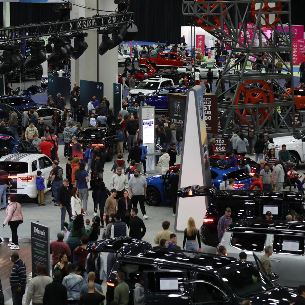 El Auto Show de Detroit reúne a cientos de entusiastas de los vehículos de motor en el Huntington Place.