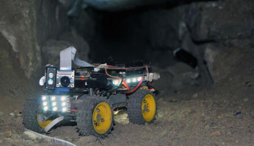 Un pequeño robot diseñado por ingenieros de la Universidad de Stanford explora uno de los conductos subterráneos del complejo arqueológico Chavín de Huántar, en Perú (EFE).