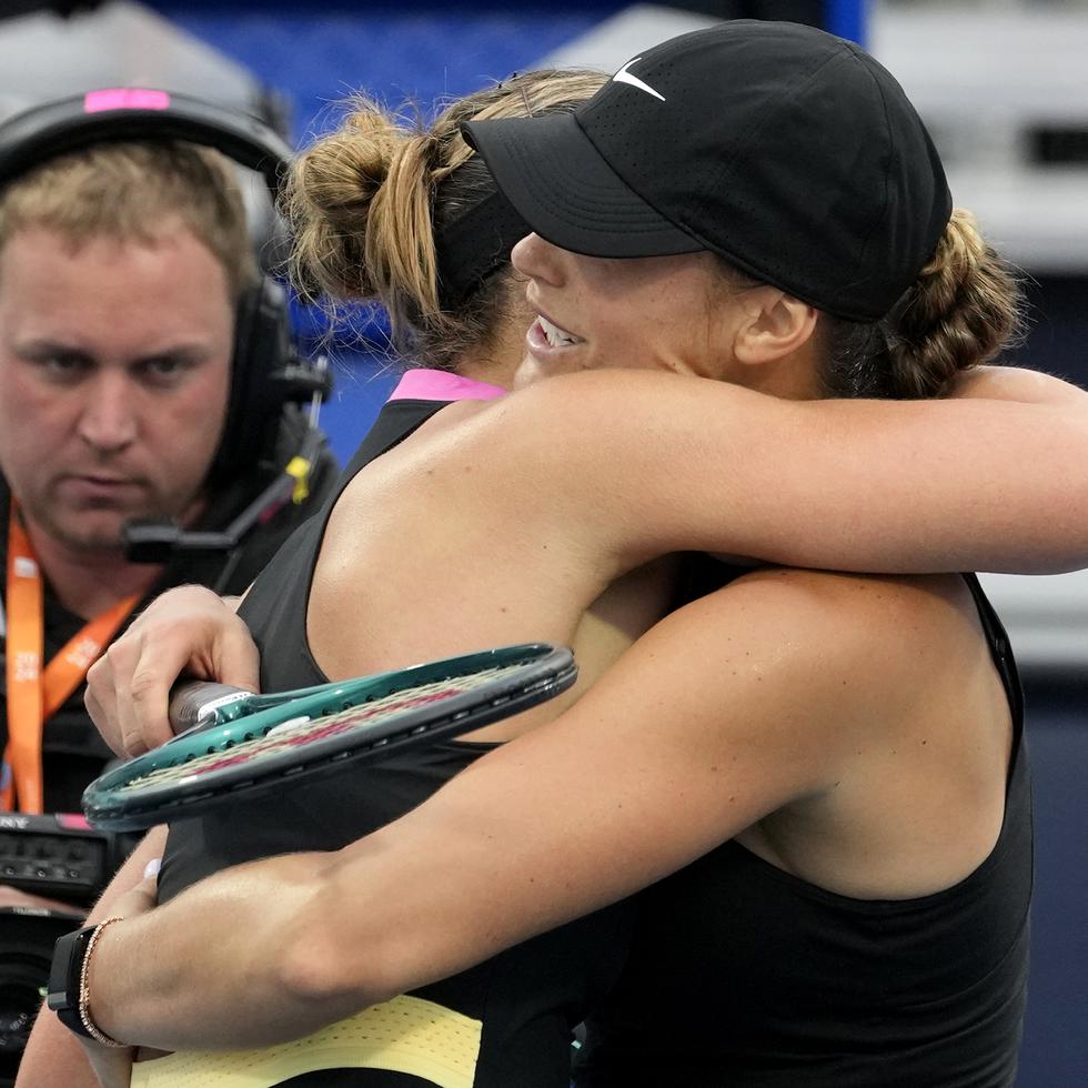 Aryna Sabalenka, a la derecha, se abraza con la española Paula Badosa, después de ganar su primer juego en el Abierto de Miami.