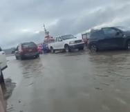 Toma de un video de cómo se inundó la barcaza con la que se realizan los viajes de carga a las islas municipios.