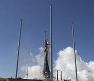 Esta imagen tomada de un video facilitado por Relativity Space muestra al cohete Terran I de la compañía en la plataforma de lanzamiento en Cabo Cañaveral, Florida, el sábado 11 de marzo de 2023, tras ser suspendida la cuenta regresiva para el despegue.