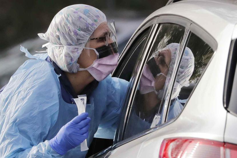 Una enfermera atiende a una paciente que acudió a un servicarro de pruebas de coronavirus en Seattle. (AP)