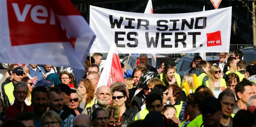 Afiliados al sindicato alemán ver.di asisten a un acto como parte de una huelga del sector público por aumentos de salarios en Berlín, Alemania (AP /Markus Schreiber).
