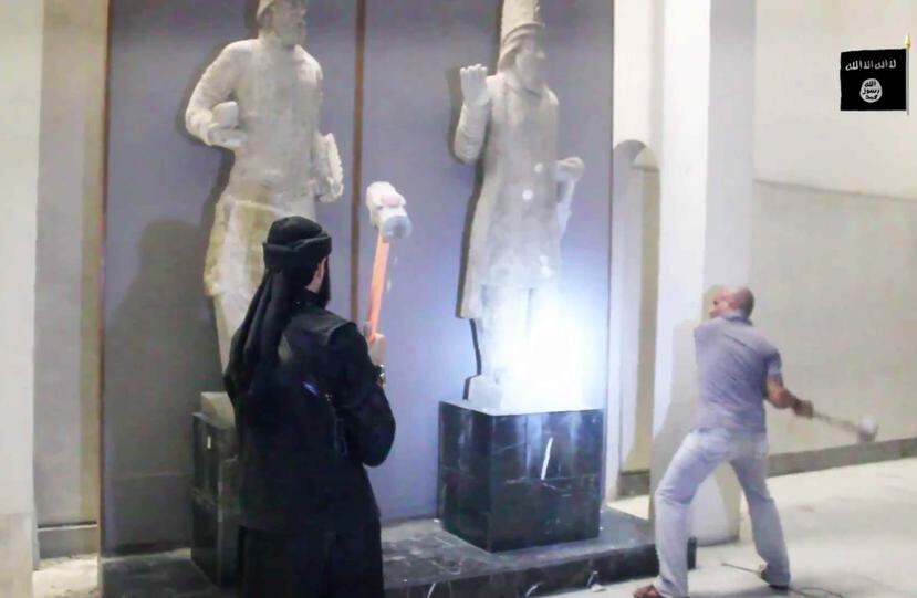 El grupo yihadista Estado Islámico destruyó decenas de figuras del Museo Histórico de Mosul, algunas que datan de la época asiria hace 3,000 años. (AP)