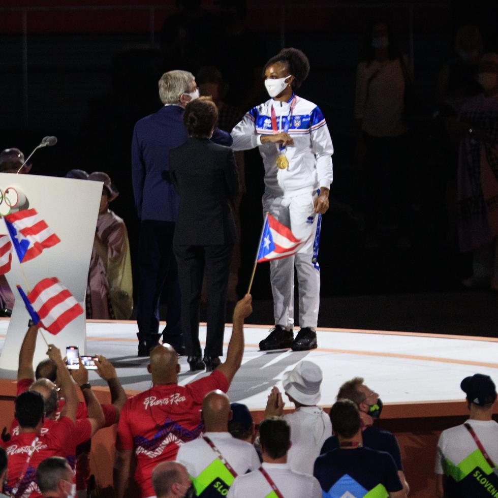 Jasmine Camacho-Quinn acompañó al presidente del Comité Olímpico Internacional, Thomas Bach, en la despedida de los Juegos de Tokio.