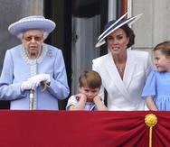 La reina Elizabeth II, el príncipe Louis, Kate, la duquesa de Cambridge y la princesa Charlotte observan el Trooping of the Colour en Londres, en una foto del 2 de junio de 2022, en el primero de cuatro días de celebraciones para conmemorar el Jubileo de Platino.