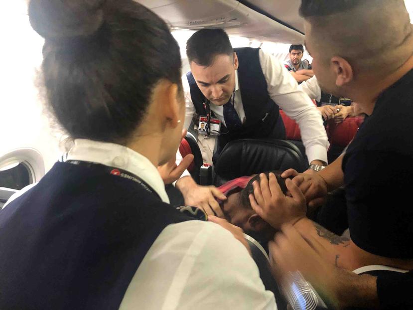 Pasajeros y la tripulación de un avión de Turkish Airlines someten a un hombre que comenzó a gritar pocos minutos después de despegar de Estambul. (AP)