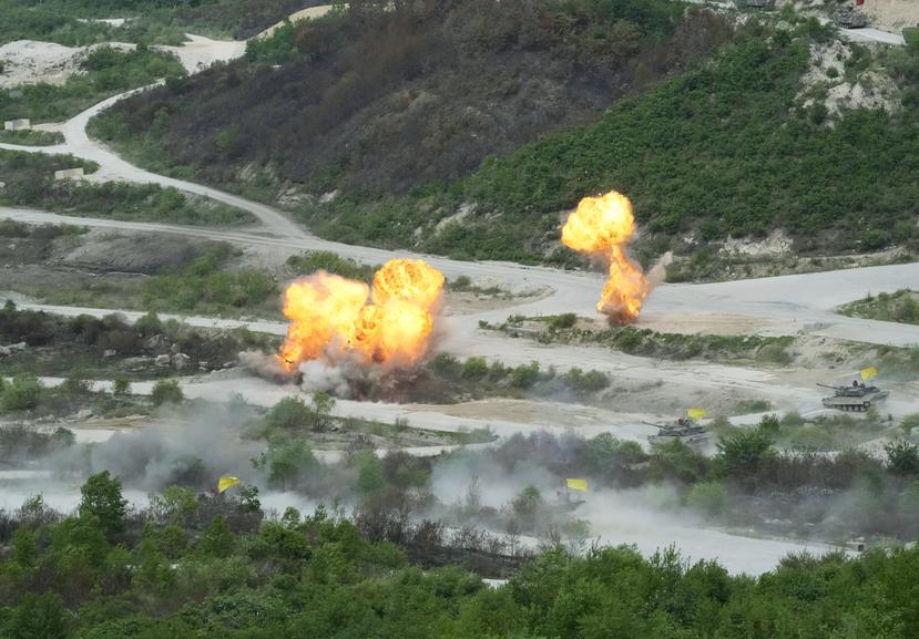 Las llamas se elevan mientras los vehículos blindados del ejército de Corea del Sur esperan durante simulacros militares entre Corea del Sur y Estados Unidos. Estos ejercicios se dan en el campo de entrenamiento en Seungjin en Pocheon, Corea del Sur.