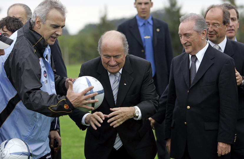 Joseph Blatter (centro), expresidente de la FIFA, junto a Eugenio Figueredo, expresidente de la CONMEBOL y de la Asociación Uruguaya de Fútbol, quien fue uno de los acusados de recibir los sobornos. (Archivo / AP)
