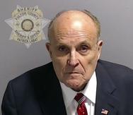 Foto del exalcalde de Nueva York, Rudy Giuliani, de cuando quedó fichado facilitada por la Oficina del Sheriff del condado Fulton en Atlanta.