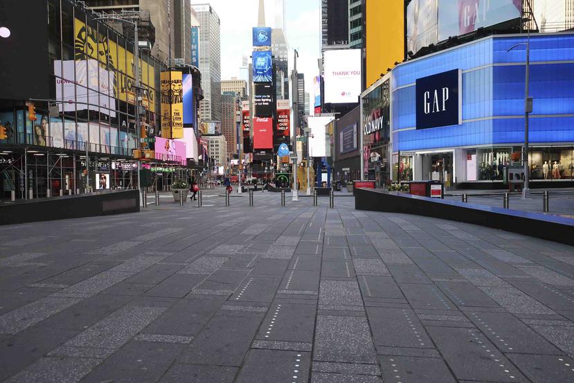 Vista del área de Times Square en Nueva York sin la tradicional multitud que la caracteriza. (AP)