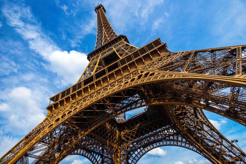 Transcurridos 128 años desde su inauguración, la Torre Eiffel sigue siendo uno de los atractivos turísticos más populares del mundo. (Foto: Shutterstock.com)